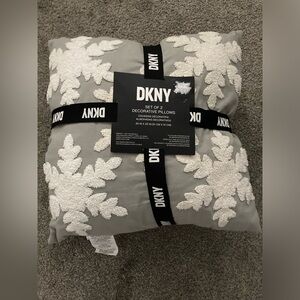 NWT DKNY Snowflake Decorative Holiday Xmas Winter Pillows Set Of 2 Grey White